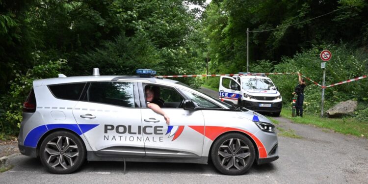 Los autos de la policía están estacionados frente a un área acordonada, cerca de un campo deportivo donde un hombre de 32 años fue encontrado muerto con la garganta de la garganta y destripado, en Pont-de-Metz el 4 de agosto de 2025. La víctima tenía heridas de puñalada en el cuello y la espalda y fue encontrado por un caminante en una posición cruzada, dijo la policía a la AFP. (Foto de Francois Nascimbeni / AFP) (Foto de Francois Nascimbeni / AFP a través de Getty Images)