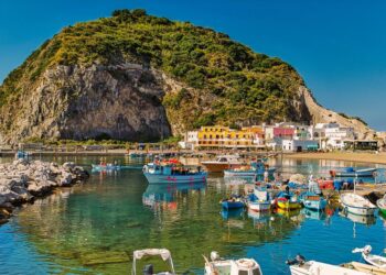 Fishing Village Bay en Ischia Island, Italia.