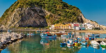 Fishing Village Bay en Ischia Island, Italia.