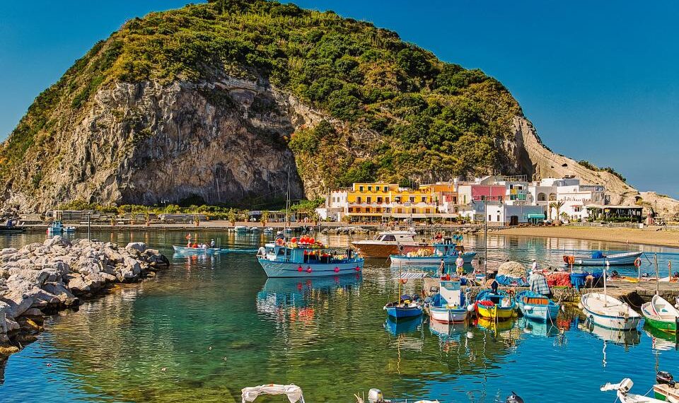 Fishing Village Bay en Ischia Island, Italia.