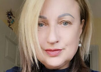 Foto de una mujer con cabello rubio y castaño.