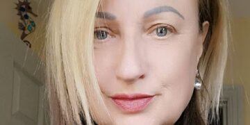 Foto de una mujer con cabello rubio y castaño.