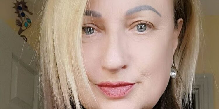 Foto de una mujer con cabello rubio y castaño.