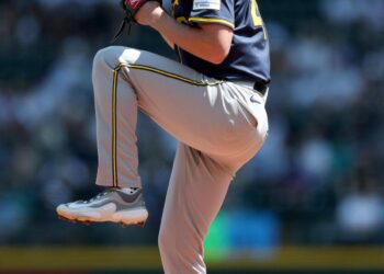 Quinn Priester, del Milwaukee Brewers, lanza contra los Marineros de Seattle durante la primera entrada en T-Mobile Park en Seattle el 23 de julio de 2025. (Steph Chambers/Getty Images)