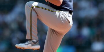 Quinn Priester, del Milwaukee Brewers, lanza contra los Marineros de Seattle durante la primera entrada en T-Mobile Park en Seattle el 23 de julio de 2025. (Steph Chambers/Getty Images)