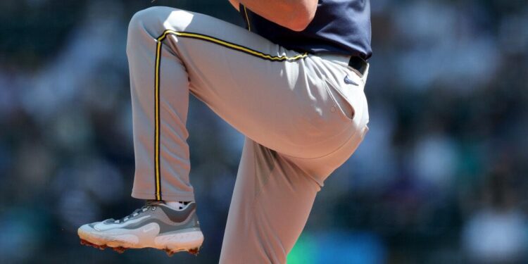 Quinn Priester, del Milwaukee Brewers, lanza contra los Marineros de Seattle durante la primera entrada en T-Mobile Park en Seattle el 23 de julio de 2025. (Steph Chambers/Getty Images)