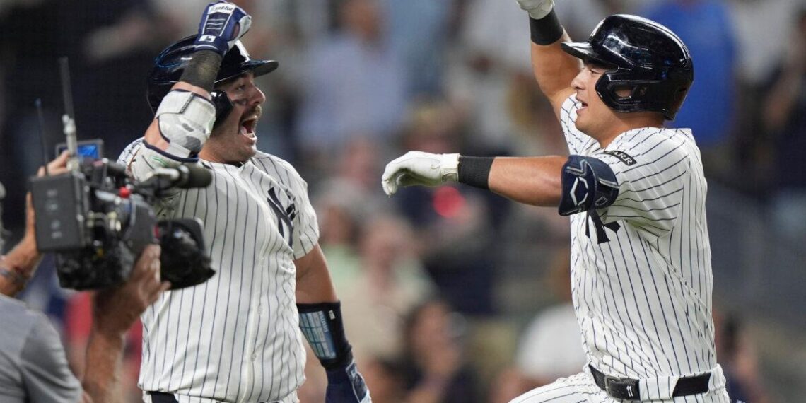 Anthony Volpe de los Yankees de Nueva York, a la derecha, celebra con Austin Wells después de golpear un jonrón durante la novena entrada de un juego de béisbol contra los Rays de Tampa Bay en Nueva York el 30 de julio de 2025. (Franklin II/Photo AP)