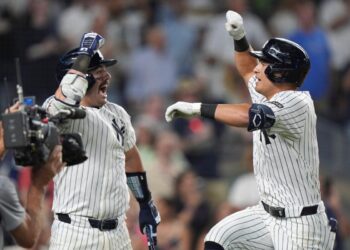 Anthony Volpe de los Yankees de Nueva York, a la derecha, celebra con Austin Wells después de golpear un jonrón durante la novena entrada de un juego de béisbol contra los Rays de Tampa Bay en Nueva York el 30 de julio de 2025. (Franklin II/Photo AP)
