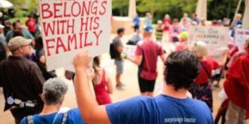 El juez bloquea a Kristi Noem de deportar a Kilmar Abrego García a Uganda, por ahora