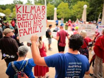 El juez bloquea a Kristi Noem de deportar a Kilmar Abrego García a Uganda, por ahora