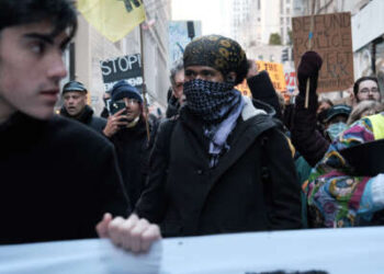 Un manifestante usa un Kuffeyeh durante una protesta al aire libre contra Cop City