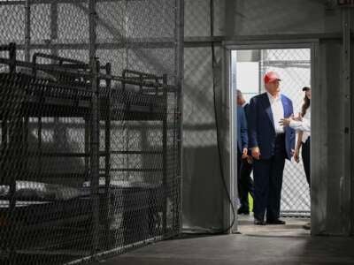 Donald Trump recorre una cárcel migrante, doblada "Alligator Alcatraz," Ubicado en el sitio del aeropuerto de capacitación y transición de Dade-Collier en OchoPee, Florida, el 1 de julio de 2025.