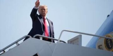 El legislador millonario deja un consejo de $ 3 para celebrar el "No hay impuestos sobre consejos" de Trump "