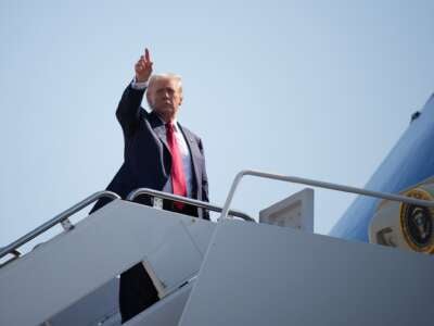 El legislador millonario deja un consejo de $ 3 para celebrar el "No hay impuestos sobre consejos" de Trump "