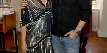 Pareja posando para una foto.