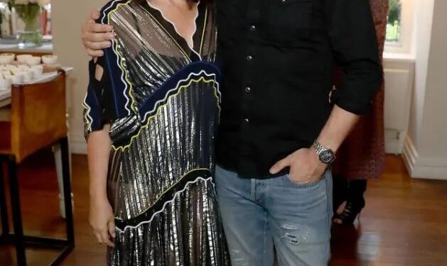 Pareja posando para una foto.