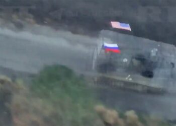 Capturó M113 APC con banderas rusas y estadounidenses.