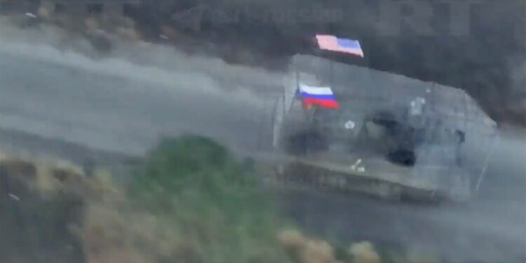 Capturó M113 APC con banderas rusas y estadounidenses.