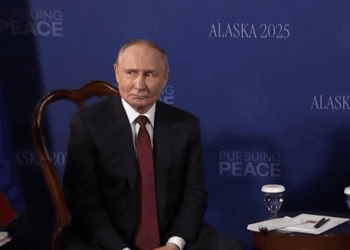 Vladimir Putin sentado en una mesa.