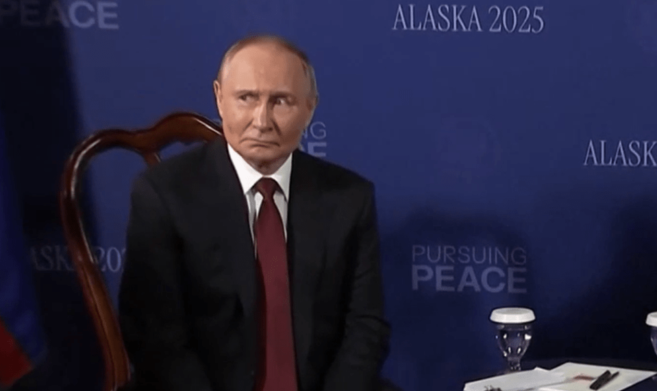 Vladimir Putin sentado en una mesa.
