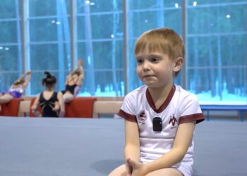 El hijo de seis años de Vladimir Putin en un gimnasio de gimnasia.