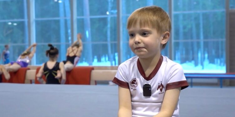 El hijo de seis años de Vladimir Putin en un gimnasio de gimnasia.