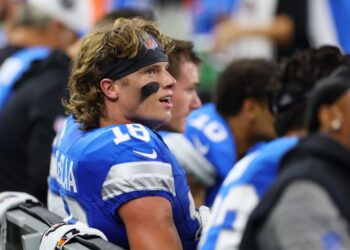 El novato Isaac Teslaa se destaca en el campamento de leones