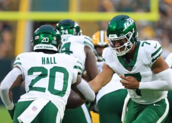 Justin Fields de los Jets de Nueva York se entrega a Breece Hall en el primer cuarto contra los Packers en Lambeau Field en Green Bay, Wisconsin, el 9 de agosto de 2025. (Justin Casterline/Getty Images)