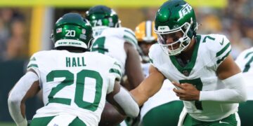 Justin Fields de los Jets de Nueva York se entrega a Breece Hall en el primer cuarto contra los Packers en Lambeau Field en Green Bay, Wisconsin, el 9 de agosto de 2025. (Justin Casterline/Getty Images)