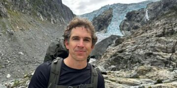 Alec Luhn, periodista, caminando cerca de un glaciar.