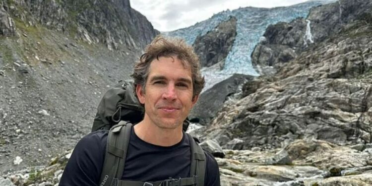 Alec Luhn, periodista, caminando cerca de un glaciar.