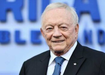 El propietario de los Cowboys, Jerry Jones, anuncia que está libre de cáncer con un nuevo tratamiento