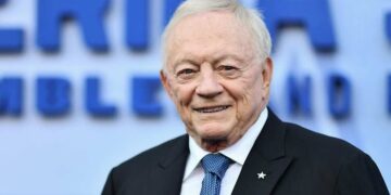 El propietario de los Cowboys, Jerry Jones, anuncia que está libre de cáncer con un nuevo tratamiento