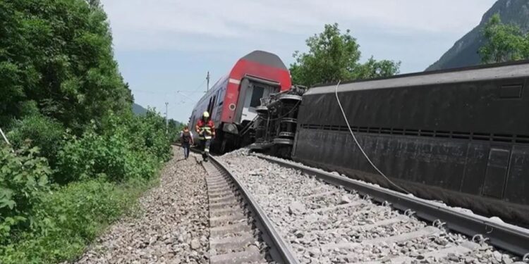 Tren de pasajeros descarrilado en Dinamarca; Varias personas heridas.