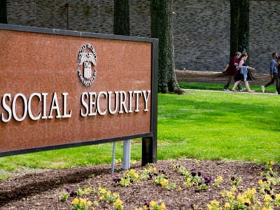 Los trabajadores de la Administración del Seguro Social pasan el letrero de la agencia frente a la sede en Woodlawn, Maryland, el 20 de mayo de 2025.