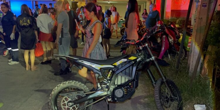 Gente que pelea en la calle con policías cercanos.