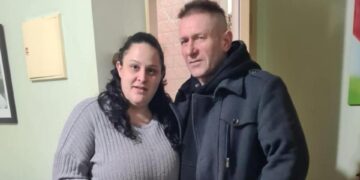 Foto de una mujer embarazada y un hombre.