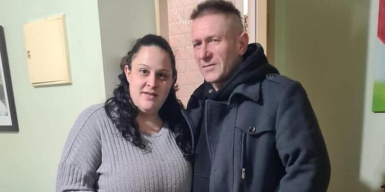 Foto de una mujer embarazada y un hombre.