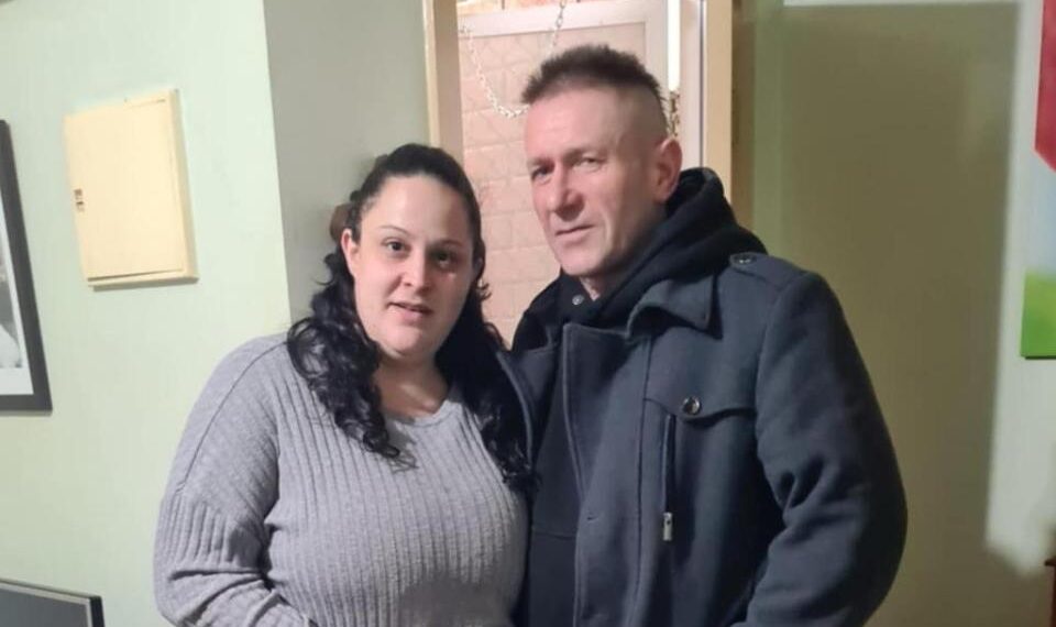 Foto de una mujer embarazada y un hombre.