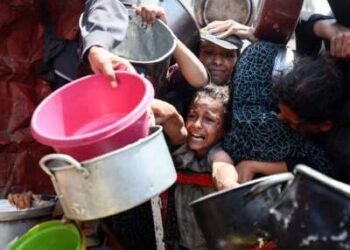 Los palestinos se reúnen para recibir comidas cocinadas de un centro de distribución de alimentos en la ciudad de Gaza, Palestina, el 15 de agosto de 2025. Nueva legislación israelí que regula a los grupos de ayuda extranjera niega cada vez más sus solicitudes de traer suministros a Gaza, una carta conjunta firmada por más de 100 grupos dice.