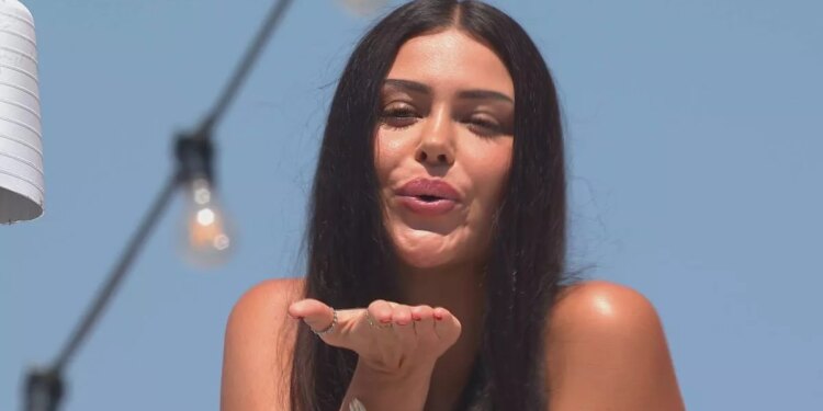 Emma Munro expone el texto secreto de Harry antes de Love Island