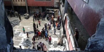 Vista superior de un edificio escolar destruido que ahora se está utilizando para refugio.