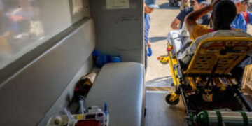 Eagle Pass Station 1 Los técnicos médicos de emergencia responden a una mujer embarazada que padece deshidratación el 19 de julio de 2023 en Eagle Pass, Texas.