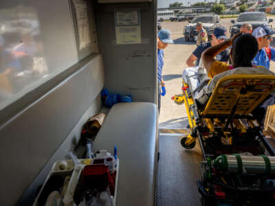 Eagle Pass Station 1 Los técnicos médicos de emergencia responden a una mujer embarazada que padece deshidratación el 19 de julio de 2023 en Eagle Pass, Texas.