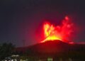 Volcán de Monte Lewotobi Laki-Laki en erupción por la noche.
