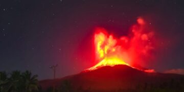 Volcán de Monte Lewotobi Laki-Laki en erupción por la noche.