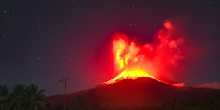 Volcán de Monte Lewotobi Laki-Laki en erupción por la noche.