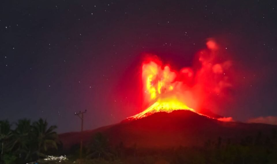Volcán de Monte Lewotobi Laki-Laki en erupción por la noche.