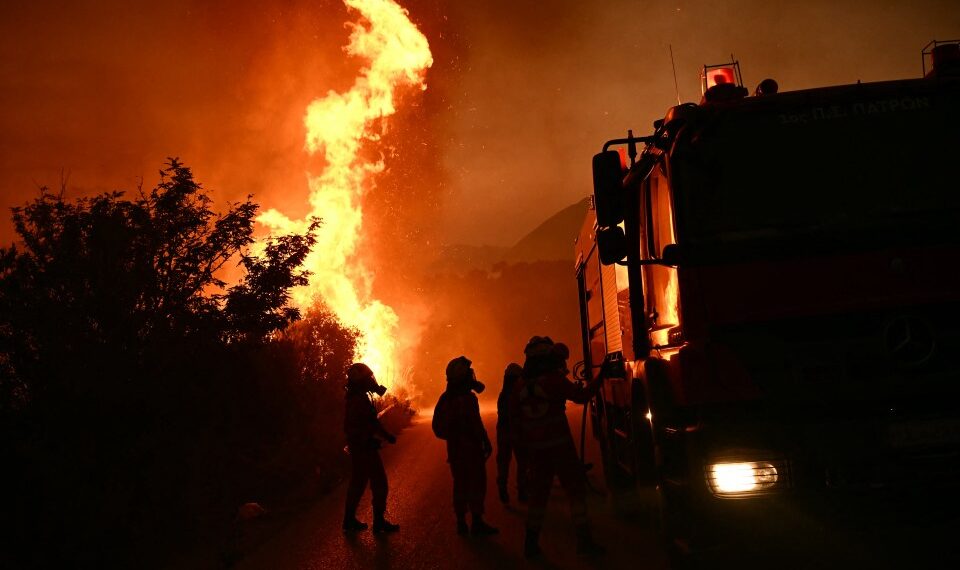 Los bomberos que luchan contra un incendio forestal por la noche.