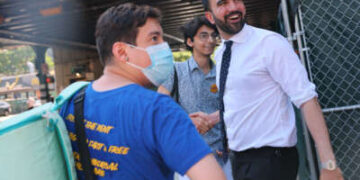 El candidato a la alcaldía de Nueva York y representante estatal Zohran Mamdani saluda a los votantes con el candidato demócrata a la alcaldía Michael Blake en la calle 161 el 24 de junio de 2025, en el South Bronx en la ciudad de Nueva York